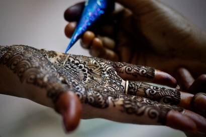 Must have wedding photos - Henna on bride's hand